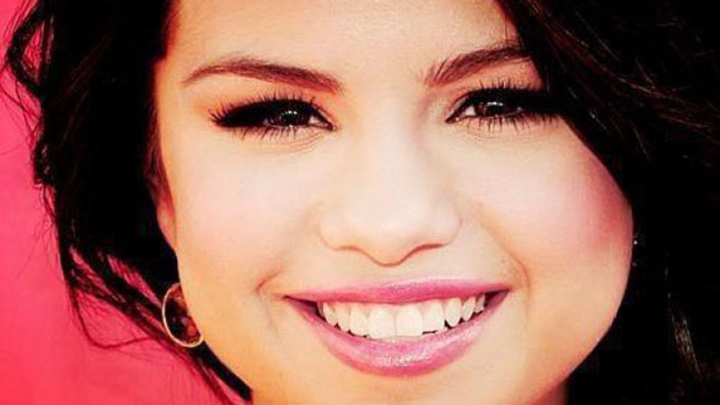 Actriz de cine y televisión, cantante, compositora, bailarina, modelo, dise;adora, empresaria, filántropa con apenas 20 años de edad. Un recorrido por la trayectoria de Selena Gómez