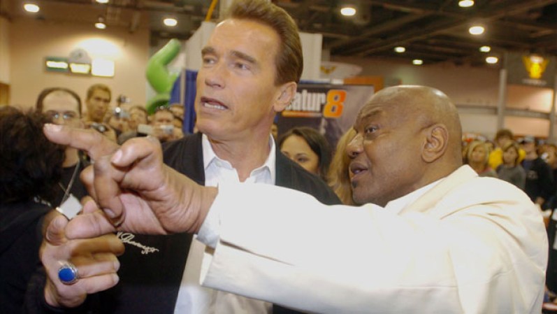 Oliva fue el único que derrotó al famoso Arnold Schwarzenegger, con quien aparece en esta fotografía.