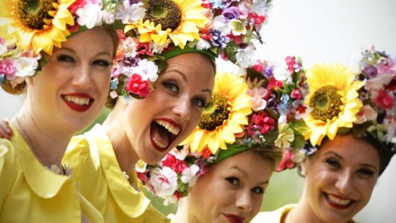 Este verano, los sombreros más extraños se lucen con flores, mascadas y todo tipo de aplicaciones. ¡Descúbrelos!