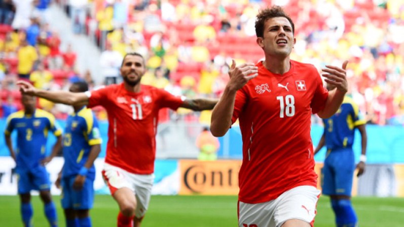 15 de junio 2014 - Haris Seferovic anotó en los descuentos y Suiza superó el domingo 2-1 a Ecuador en el debut de ambos en esta Copa del Mundo.