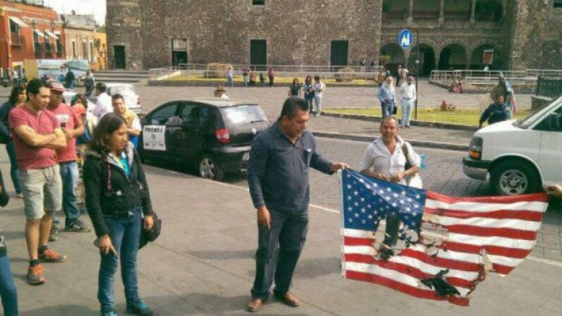En varias ciudades de México ha habido protestas por la decisión de ejecutar a Tamayo. La semana pasada manifestantes quemaron la bandera de EEUU.