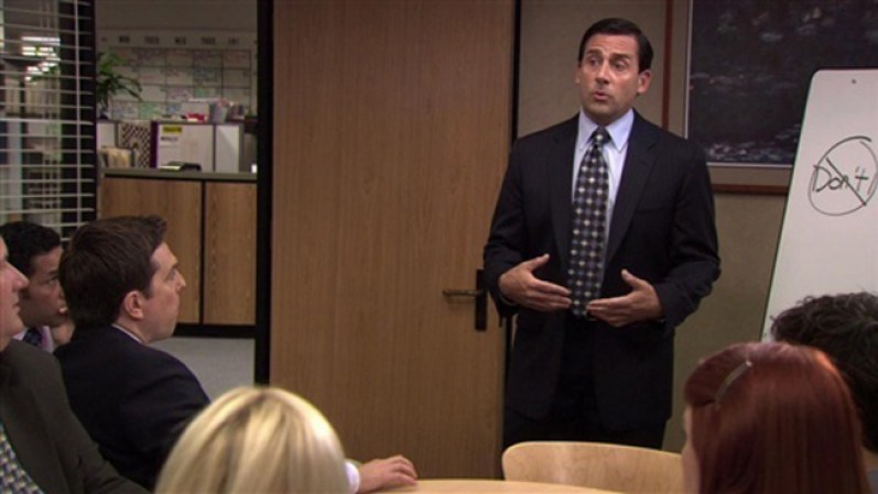 "The Office": Michael Scott (Steve Carell) tiene el desesperado deseo de ser amigo de todos. En raras ocasiones ha mostrado habilidad en los negocios y, por lo general, se enfoca en extrañas fiestas en la oficina y en reuniones muy poco sensibles a sus empleados.