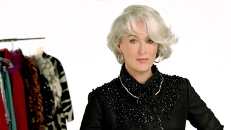 "The Devil Wears Prada": Miranda Priestly (Meryl Streep), en el tope de una importante revista de modas, no tiene reparos en pedirle a su asistente que complazca sus extravagantes caprichos, como que le consiga el último libro de "Harry Potter" que está aún sin publicar.