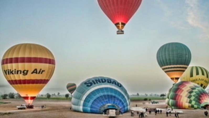 26 DE FEBRERO DE 2013: Un globo aerostático que volaba sobre la famosa ciudad antigua egipcia de Luxor se incendió y cayó en un cultivo de caña de azúcar, causando la muerte de al menos 18 turistas.<br /><br /><br /> 18 turistas mueren en globo aerostático <br />