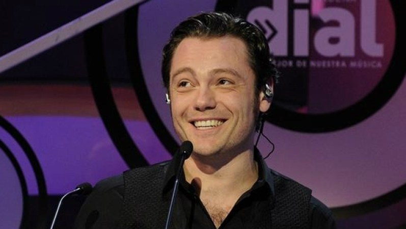 El cantante italiano Tiziano Ferro reveló su homosexualidad en su autobiografía "Treinta Años y Una Charla con Papá", de acuerdo a Wikipedia.