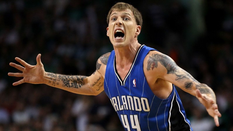 Jason Williams.<br />El ex jugador de la NBA al parecer jugaba con una escopeta en los jardines de su casa cuando ésta se le disparó involuntariamente, matando en el acto a su conductor de limosina. Está actualmente preso pero por otro delito.
