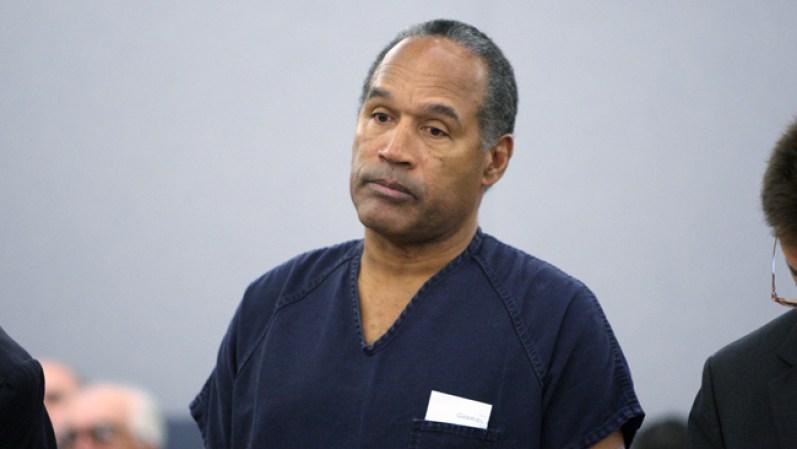 O.J. Simpson.<br />La ex estrella del fútbol americano fue acusado por el asesinato de su ex esposa Nicole Brown y su amigo Ronald Goldman, pero fue absuelto, pese a las evidencias en su contra.