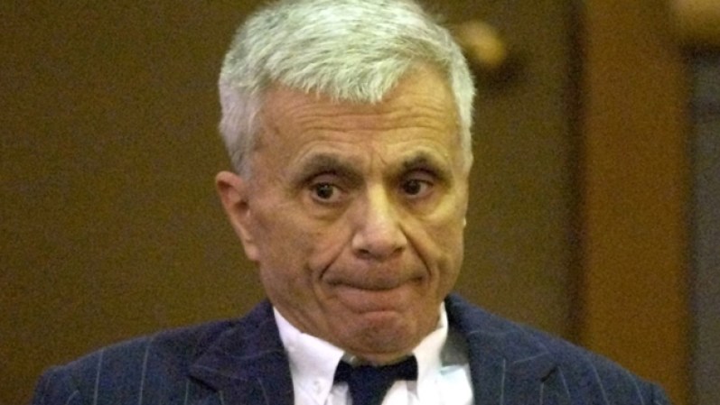 Robert Blake.<br />La esposa del actor fue asesinada de un disparo en las afueras de un restaurante a donde fueron a comer. El dijo que había regresado al restaurante a buscar un arma que había olvidado en la mesa. Fue arrestado y acusado por la muerte.