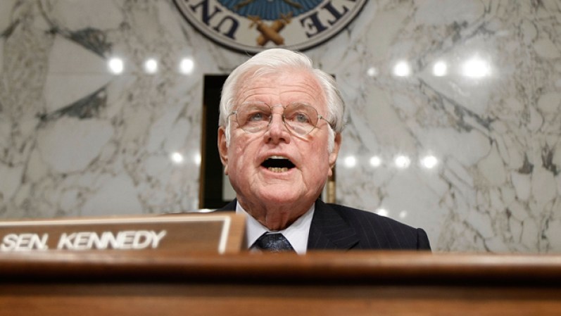 Ted Kennedy.<br />El fenecido senador guiaba, posiblemente ebrio, por Chappaquiddick, cuando estrelló su auto en el agua. El sobrevivió, pero la mujer en el carro nunca salió. Tras darse a la fuga, él se entregó al otro día.