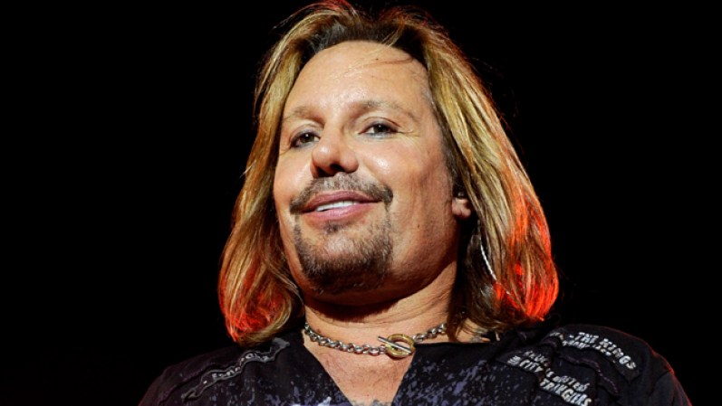 Vince Neil.<br />El cantante de la banda Mötley Crüe conducía ebrio, perdió el control y se estrelló, causando la muerte de un pasajero. Fue sentenciado a 30 días de cárcel, cinco años de probatoria y trabajo comunitario.