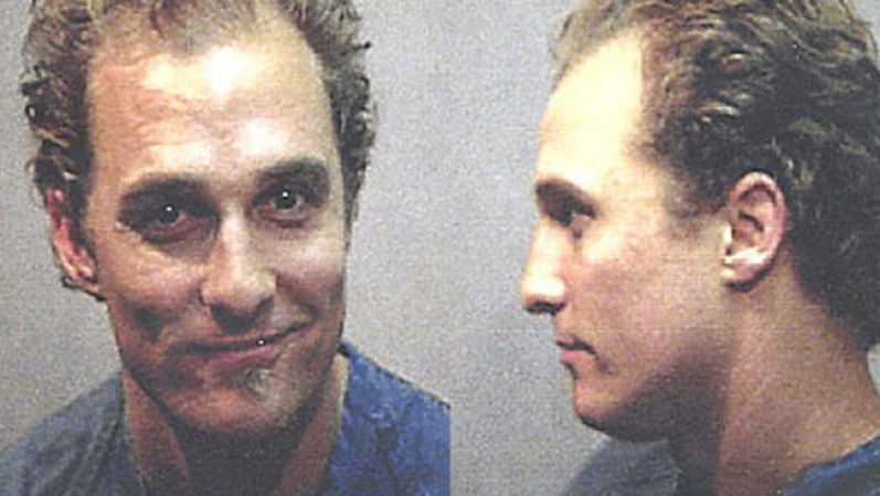 Matthew McConaughey: En 1999, el actor fue arrestado en su casa por posesión de marihuana y resistirse a un arresto. La policía lo encontró tocando los bongos con música alta y desnudo.