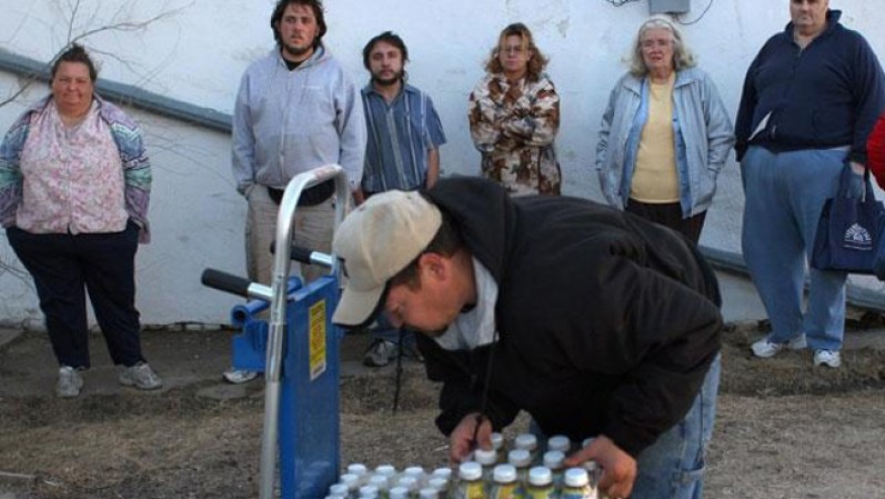 El rostro de la pobreza toma muchas formas. Esta galería de imágenes ofrece algunos ejemplos. Residentes de una zona rural de Colorado aguarda la entrega de comida gratis.