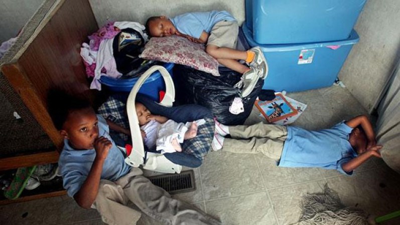 Una familia de cuatro adultos y siete niños comparte una casa móvil en Port Sulphur, Luisiana.