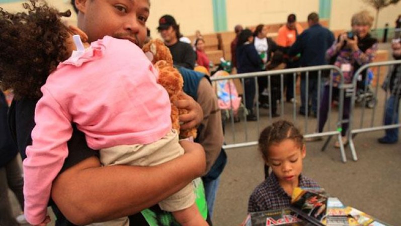 Repartición de juguetes para niños de familias humildes en Los Angeles.