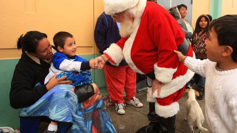 Repartición de juguetes para niños de familias humildes en Los Angeles.