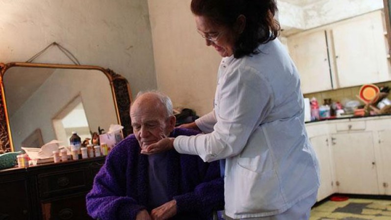 Ancianos de bajos recursos de la Florida viven preocupados por el futuro de su cuidado médico.