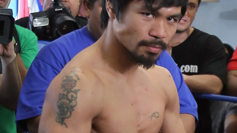 El boxeador filipino Manny Pacquiao tiene varios tatuajes, entre ellos, uno en forma de rosa con una serpiente enroscada.