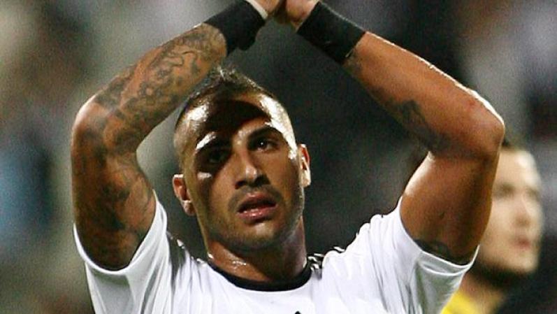 Entre sus diseños, el futbolista portugués Ricardo Quaresma luce un tatuaje con el nombre de su madre, Fernanda, en su brazo derecho.
