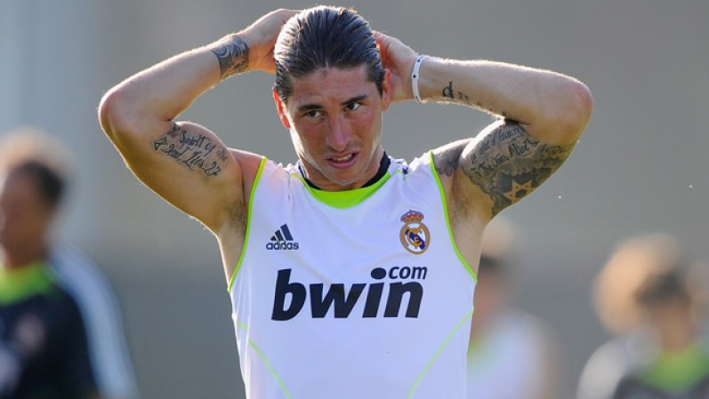 Sergio Ramos, futbolista español, es sin duda un aficionado a estos grabados. Tiene varios en distintas parte del cuerpo, pero los más llamativos son los que luce en los brazos.