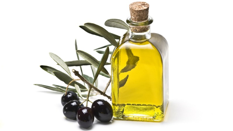 2) Aceite de oliva:<br /><br /><br />Sus grasas insaturadas son buenas para el corazón. El aceite de oliva disminuye los niveles de colesterol malo y aumenta los niveles del bueno y es rico en antioxidantes. Sin embargo hay que cuidarse con las calorías: una cucharada de aceite contiene 120 kilocalorías, que es lo mismo que una rebanada grande de pan y mantequilla.
