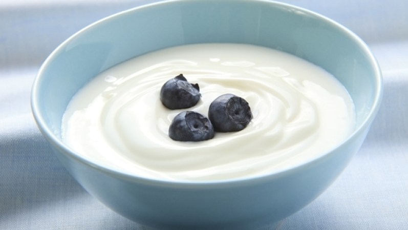 8) Yogur:<br /><br /><br />El yogur es una fuente de fácil absorción de calcio. Sustituye a la leche en las personas que no pueden digerir la lactosa. La bacteria Lactobacilus GG, añadidas en el yogur, no son digeridas y llegan al intestino grueso intactas, allí recargar a las otras bacterias “buenas” que viven allí y que ayudan a combatir a las dañinas.