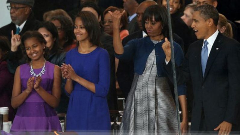 Sasha y Malia lucen elegantes y apropiadas para su edad. Sasha con un vestido en dos tonos púrpuras y un colgante de brillos. Malia, optó por un vestido minimalista en color azul.