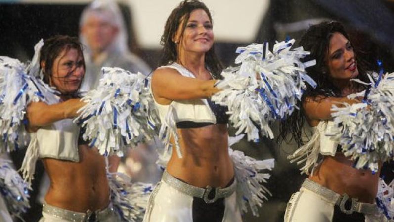 “Bailando bajo la lluvia”, las guapísimas porristas de los Indianapolis Colts bailan en el Super Bowl XLI ¡La lluvia trajo suerte, ya que ganaron los Colts!