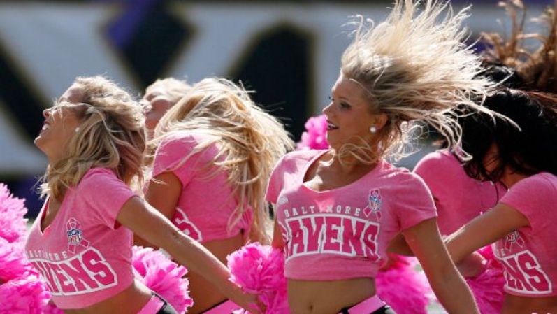 Cabello al viento para las sexies porristas de los Baltimore Ravens, que lucirán espléndidas este año en el SuperBowl.