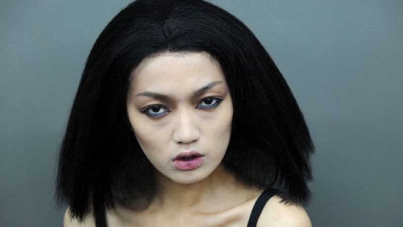 Un look un poco tenebroso ¿no? Esta modelo estaba por salir a la pasarela del diseñador Kithe Brewster durante la Semana de la Moda de Nueva York en septiembre del año pasado.