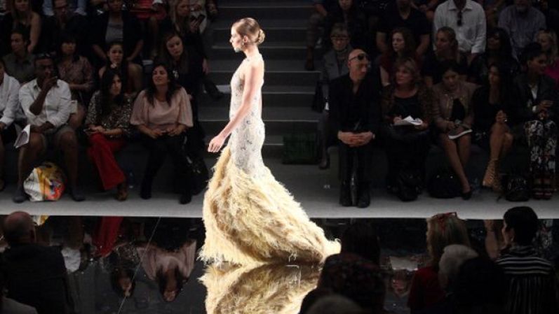 Durante el desfile de Primavera Verano 2011 de Naeem Khan en Nueva York se vio este vestido de alta costura con una cola íntegramente de plumas ¿Te atreverías a usarlo?