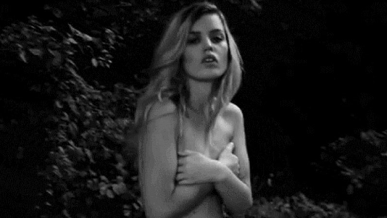 ¡No le teme a posar en topless!