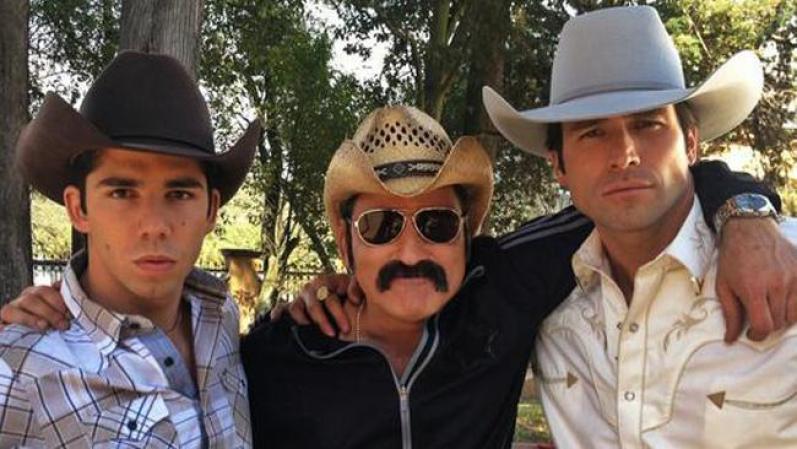 Para encarnar a Casillas, el actor tuvo que adaptar su look para el personaje, con atuendos y un estilo típicos de los narcos méxicanos de los 90.
