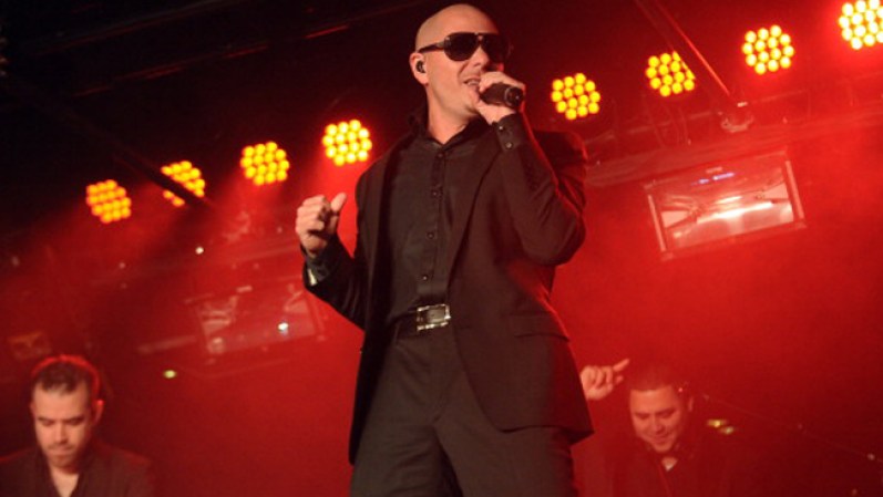 El rapero Pitbull también dirá presente y dará un show junto a una talentosa y voluptuosa cantante ¿quieres saber de quién se trata?