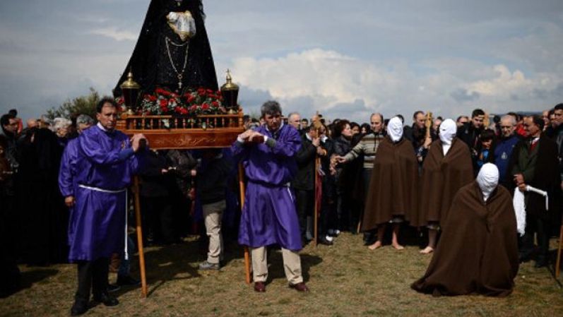 En San Vicente de la Sonsierra, España, los habitantes realizan una procesión por Pascuas.