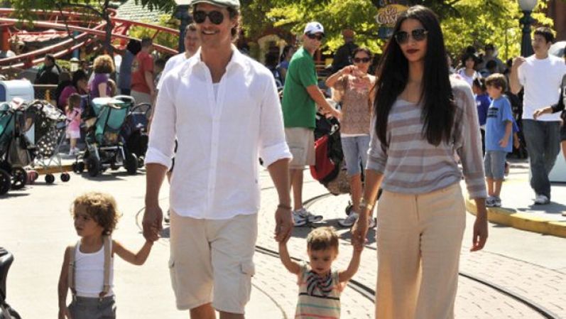 Camila Alves es una HERMOSA MADRE DE ACUARIO. Las mamás acuarianas son vanguardistas, se mantienen al tanto de todo lo que sucede y son súper joviales. Saben antes que sus hijos cuál es la película de moda, los videojuegos nuevos y los deportes del momento.