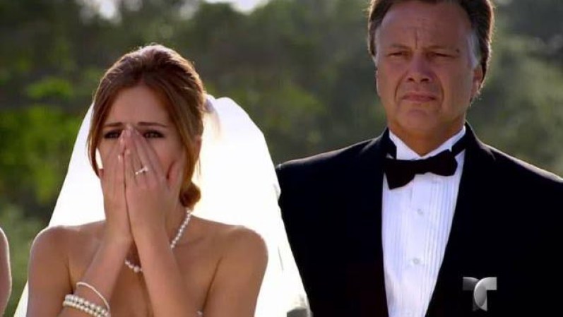 Los presentes, incluída Nina, quien sería la novia protagonista de la boda, quedaron boquiabiertos ante el episodio.