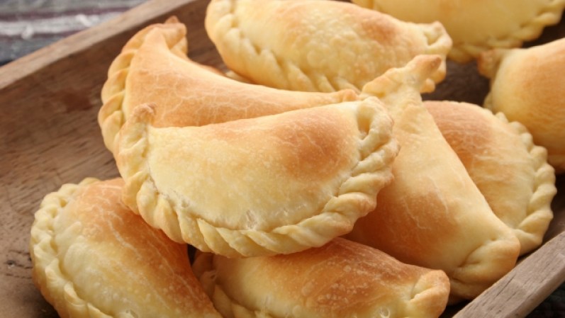 Empanadas. Una masa de hojaldre rellena con distintos alimentos: queso, cebolla, carne, vegetales, etc. Su origen es difícil de especificar pero se comen en Argentina, Chile, Bolivia, Colombia y Uruguay entre otros.