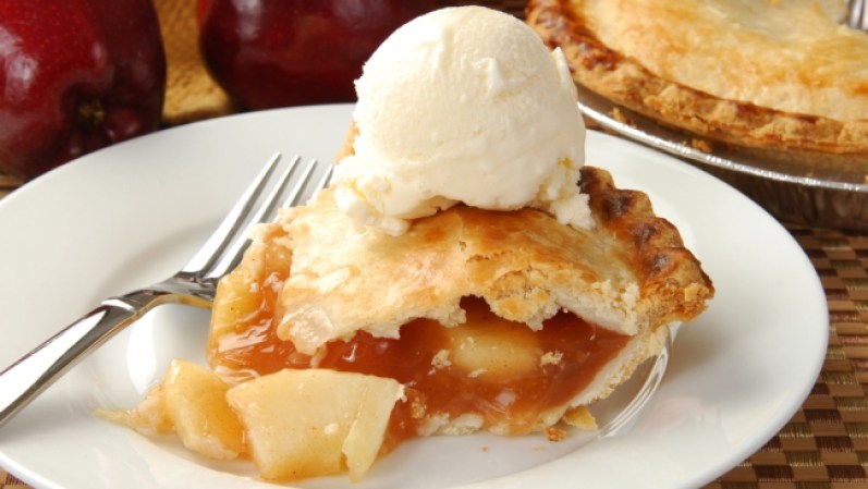 Pie de manzana con Helado (UK) Este delicioso pastel de manzana es muy popular en los países de habla inglesa. Su receta es ancestra el indica que se debe servir caliente. Es uno de esos postres que no puedes dejar de comer.