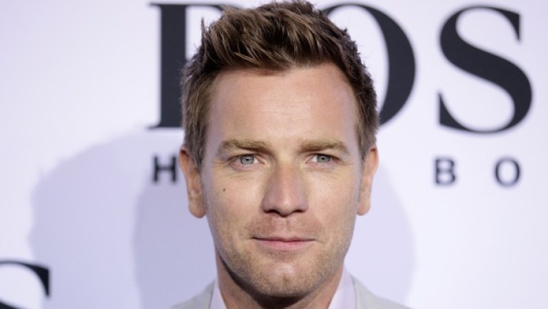 Ewan McGregor. Su carita perfecta de niño guapo queda más humana por esa pequeña asimetría que lo hace aun más bonito.