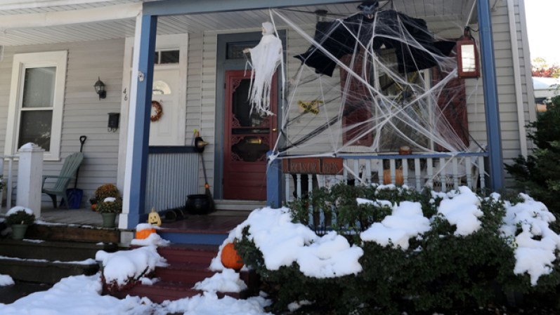 Halloween blanco en Doylestown, Pennsylvania. La nieve cubre los hogares decorados para la ocasión después de la tormenta del domingo 30 de octubre.