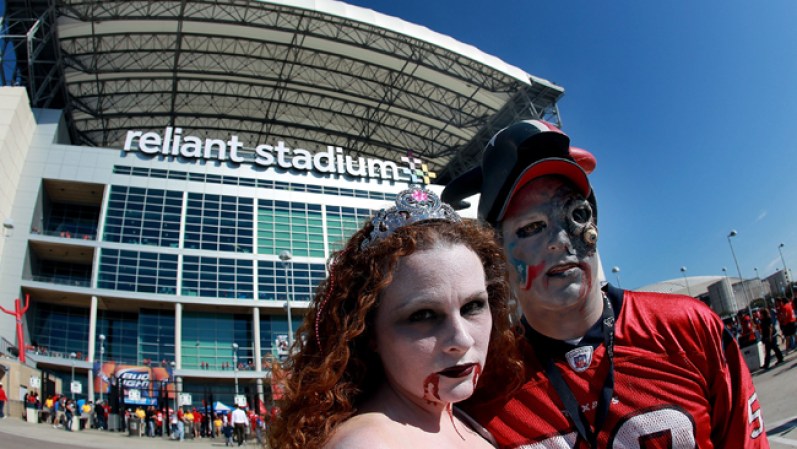 Fanáticos vestidos para Halloween antes de un partido de la NFL entre los Jaguars de Jacksonville y los Houston Texans, en el estadio Reliant en Houston, Texas.