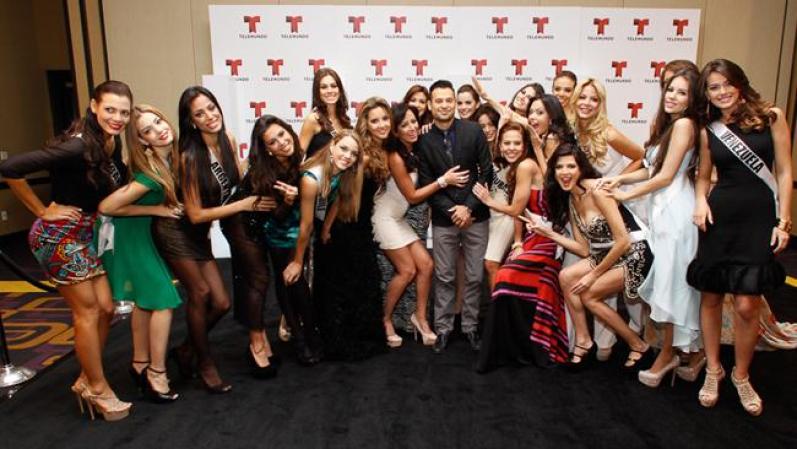 Las candidtas latinas con Guad Venegas de "mun2", quien conducirá el especial "Camino a la Corona" junto a Monica Noguera.