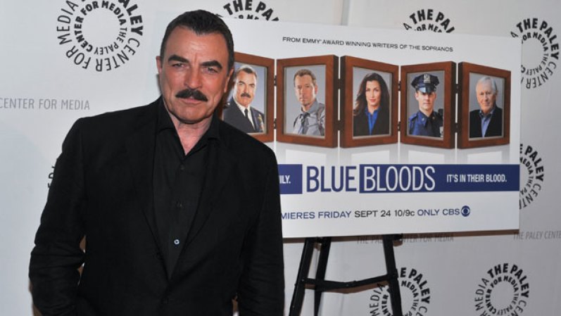 Tom Selleck. Desde sus épocas de Magnum y hasta nuestros días, el guapo del bigote y los ojos azules sigue seduciendo desde la pantalla, por estos días, como el inefable Comisionado Frank Reagan en Blue Bloods. Fecha de nacimiento: 29 de enero de 1945