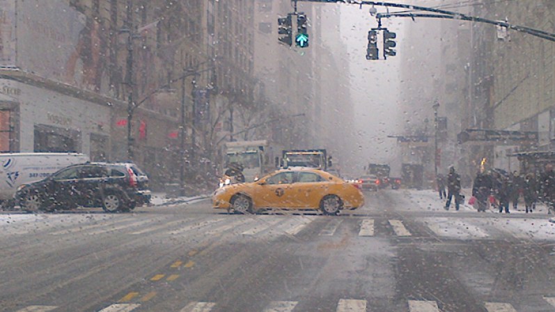 Una poderosa tormenta de nieve azota al área tri estatal de Nueva York.