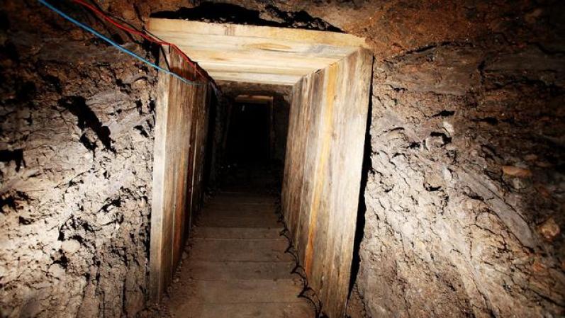 La longitud varía, pero generalmente la excavación alcanza un mínimo de 300 metros de largo (tres cuadras) y otros pueden extenderse hasta 2 mil o tres mil metros (200 o 300 cuadras).
