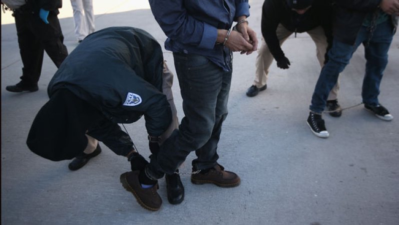 El costo de mantener a los detenidos se había duplicado en 2003 a 1,700 millones de dólares. El furor de atrapar a "extranjeros delincuentes" se mezcló con los ataques terroristas del 11 de septiembre del 2001.