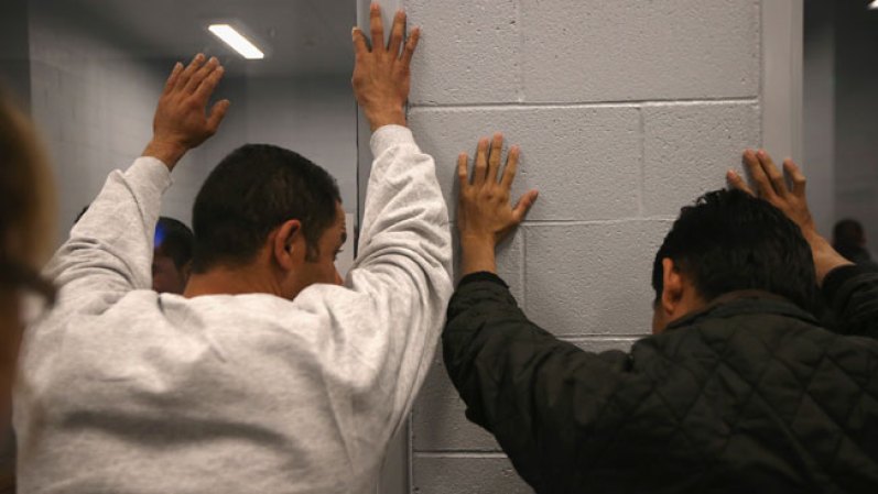 Una vez que son detenidos comienza el proceso de identificación y proceso de deportación. Cada dos o tres semanas, en promedio, unos 300 son deportados a su país de origen.