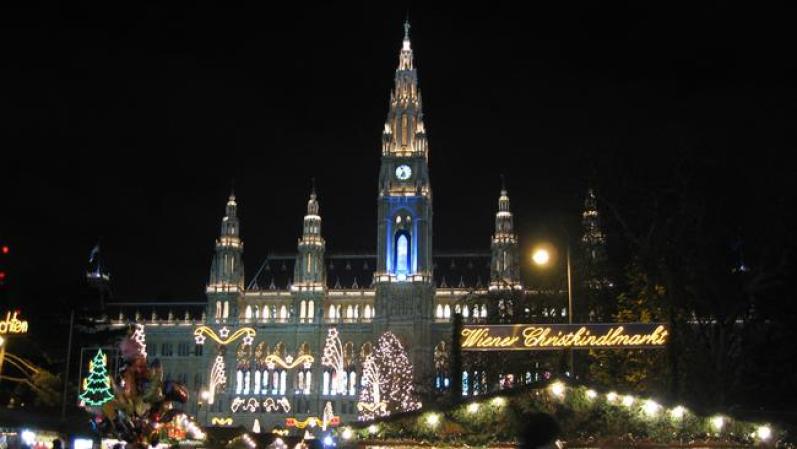 Viena (Austria): Una acogedora calidez envuelve a la ciudad en esta temporada con decoraciones navideñas y tres mercados Christkindlmarket, divertidos para visitar en el día o la noche.