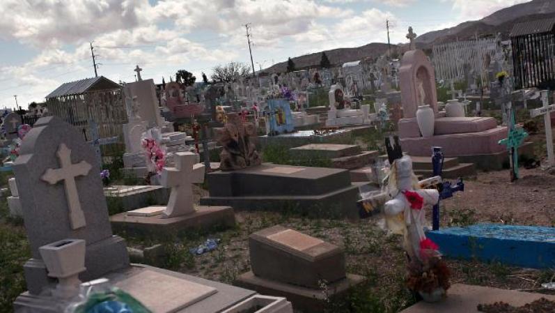 Para muchos, los panteones de Ciudad Juárez, población que se ha distinguido por el número de muertos diario, tienen más vida que la propia ciudad.