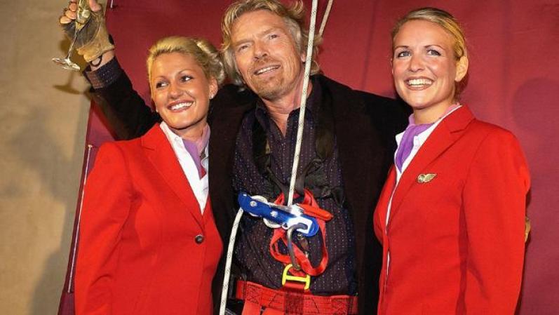 Richard Branson es el dueño de Virgin Atlantic, una aerolínea con azafatas como estas.